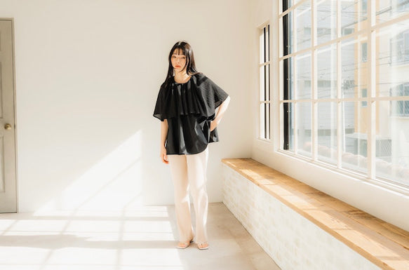 Cape blouse（Black）